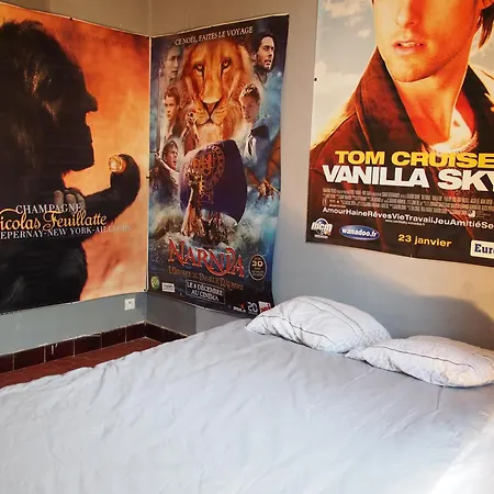 Narnia Dans Maison, Salle De Bain Et Sejour A Partager * Marsylia